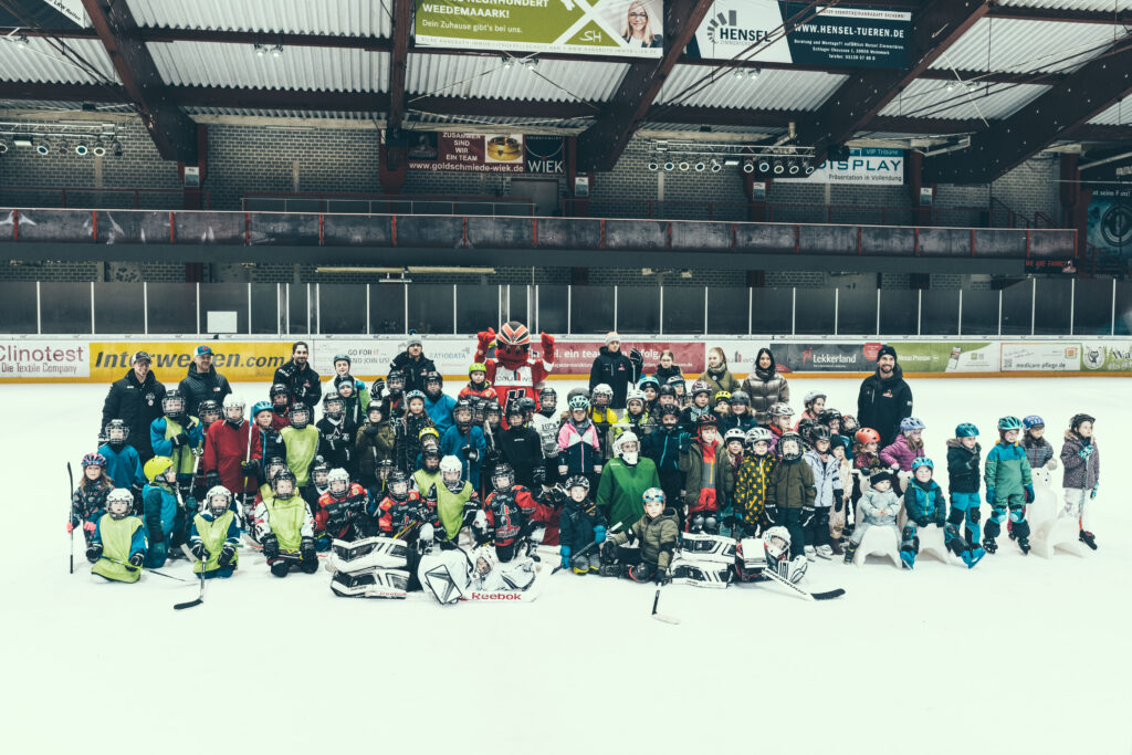 Siebzig Kinder beim DEL KIDS ON ICE HOCKEY DAY